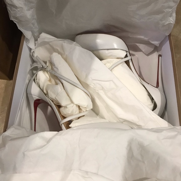 Christian Louboutin Leather Pump - Picture 5 of 8